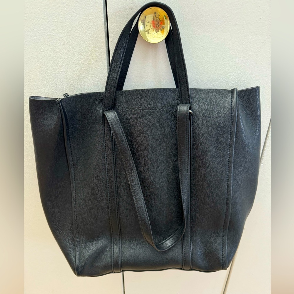 Lightly used shoulder bag. Great work bag and fits a laptop